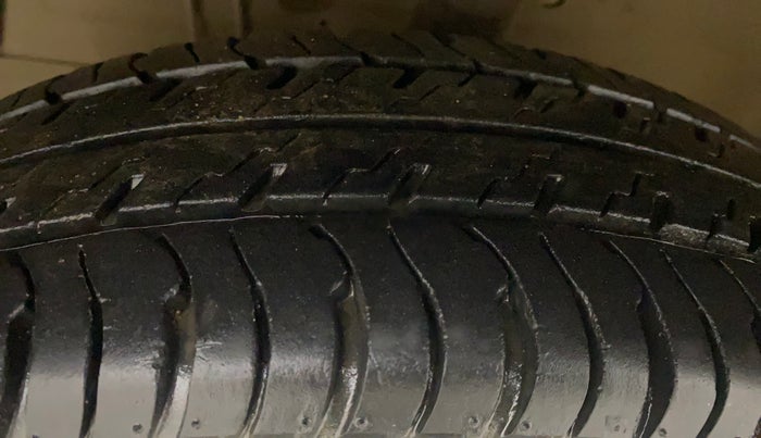 2015 Maruti Swift VXI, Petrol, Manual, 17,787 km, Left Front Tyre Tread