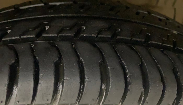2015 Maruti Swift VXI, Petrol, Manual, 17,787 km, Right Front Tyre Tread
