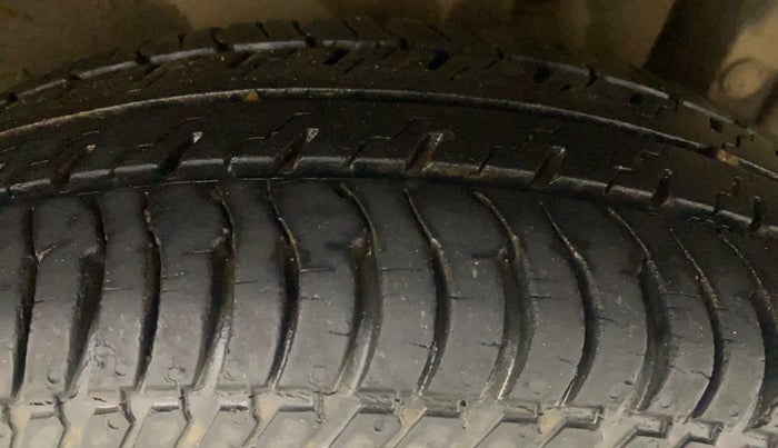 2015 Maruti Swift VXI, Petrol, Manual, 17,787 km, Left Rear Tyre Tread