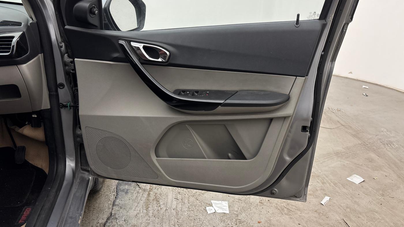2018 Tata Tiago XZA PETROL, Petrol, Automatic, 67,280 km, Driver Side Door Panels Control