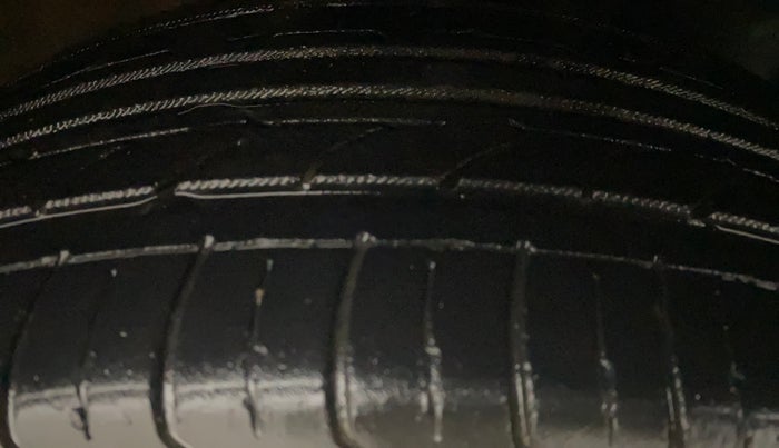 2016 Volkswagen Ameo HIGHLINE1.2L, Petrol, Manual, 67,291 km, Right Front Tyre Tread