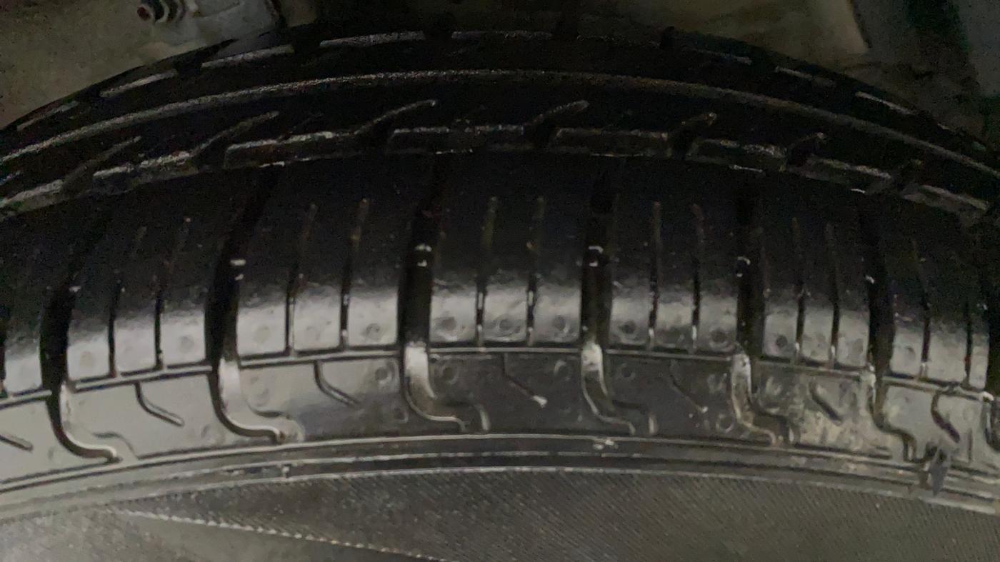 2011 Maruti Swift LXI, Petrol, Manual, 58,036 km, Left Front Tyre Tread
