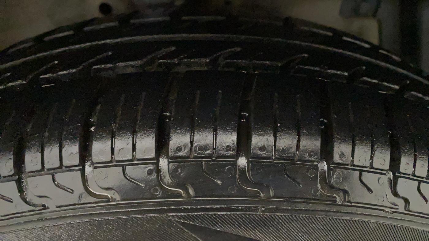 2011 Maruti Swift LXI, Petrol, Manual, 58,036 km, Right Front Tyre Tread