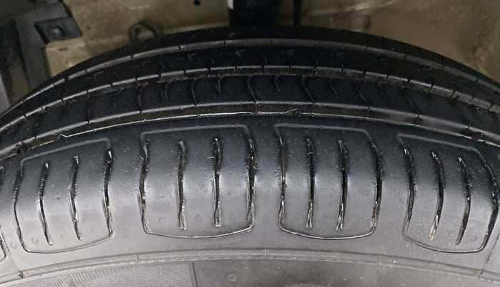 2012 Maruti Swift VXI D, Petrol, Manual, 94,533 km, Left Front Tyre Tread