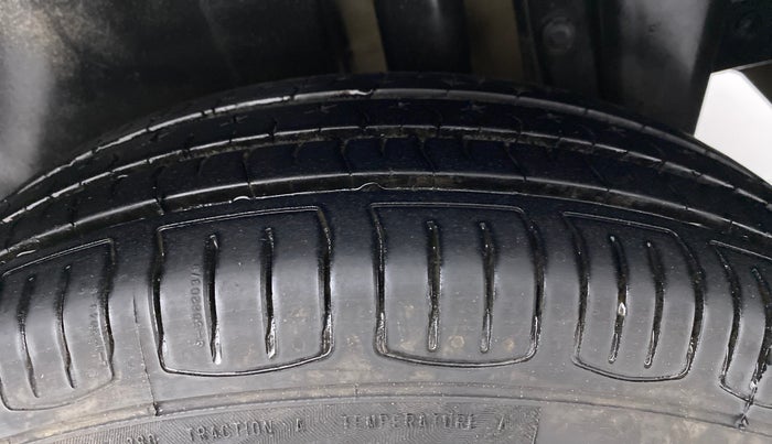 2012 Maruti Swift VXI D, Petrol, Manual, 94,533 km, Left Rear Tyre Tread