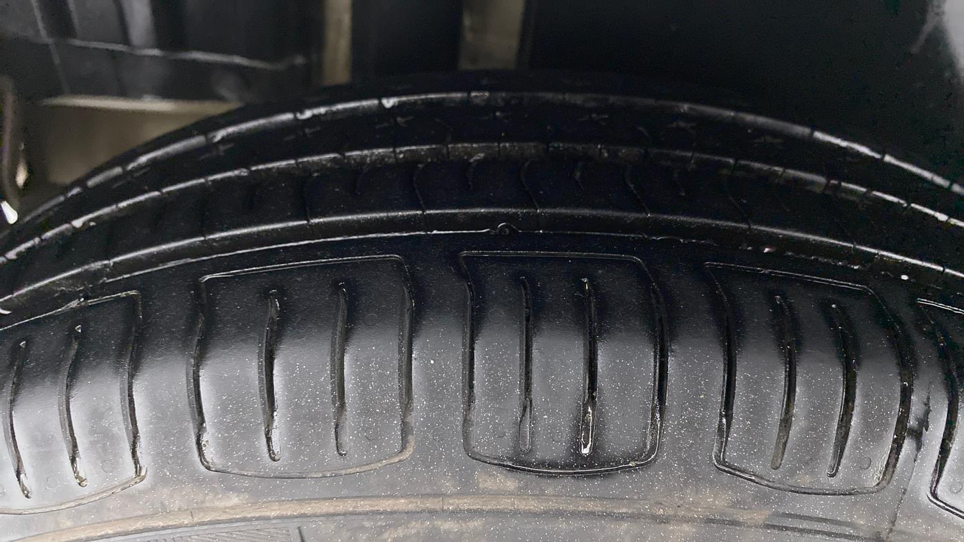 2012 Maruti Swift VXI D, Petrol, Manual, 94,533 km, Right Rear Tyre Tread