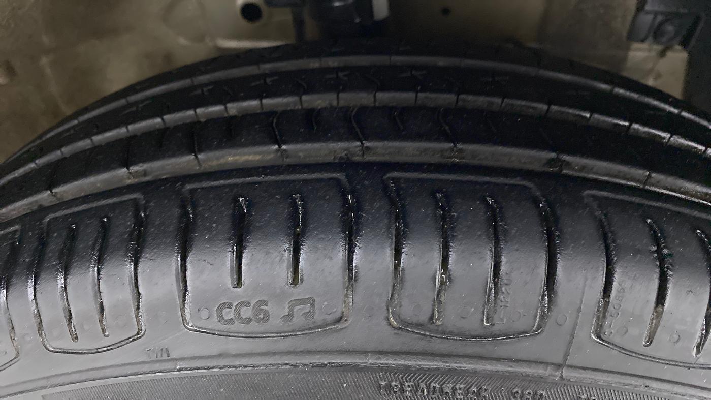 2012 Maruti Swift VXI D, Petrol, Manual, 94,533 km, Right Front Tyre Tread