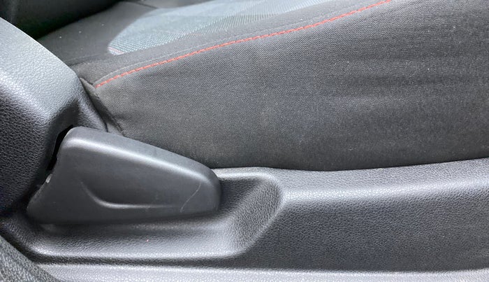 2020 Renault Kwid 1.0 RXT Opt, Petrol, Manual, 9,299 km, Driver Side Adjustment Panel