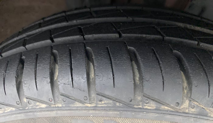 2020 Renault Kwid 1.0 RXT Opt, Petrol, Manual, 9,299 km, Right Front Tyre Tread