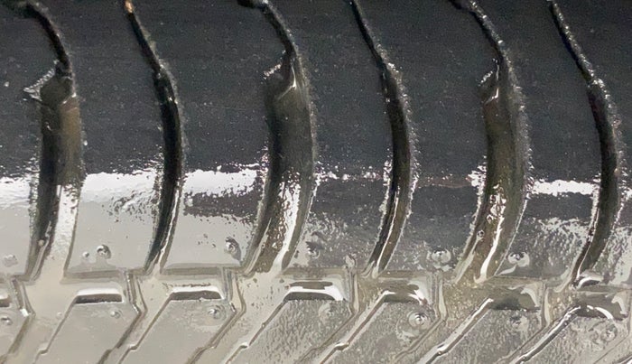 2014 Maruti Swift VXI, Petrol, Manual, 22,796 km, Right Front Tyre Tread