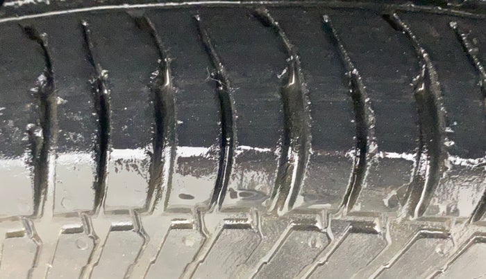 2014 Maruti Swift VXI, Petrol, Manual, 22,796 km, Left Front Tyre Tread