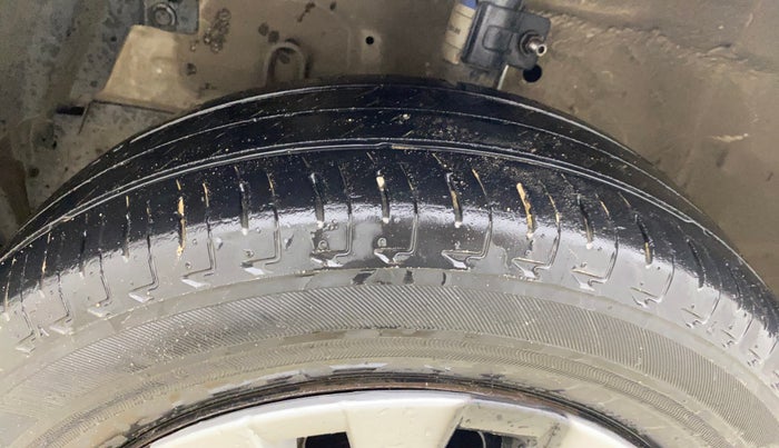 2015 Maruti Swift VXI, Petrol, Manual, 50,857 km, Left Front Tyre Tread