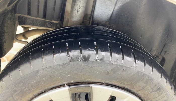 2015 Maruti Swift VXI, Petrol, Manual, 50,857 km, Right Rear Tyre Tread