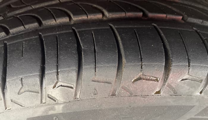 2015 Ford Figo Aspire TITANIUM 1.5 PETROL AT, Petrol, Automatic, 70,423 km, Left Front Tyre Tread