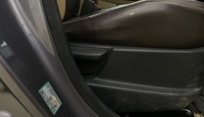 2016 Hyundai Eon ERA +, Petrol, Manual, 66,217 km, Driver Side Adjustment Panel