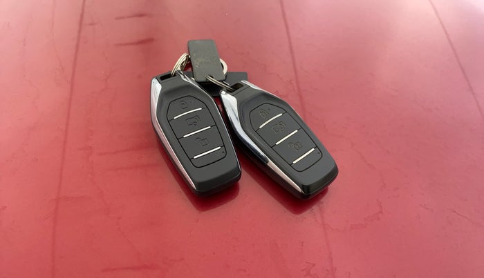 2019 Mahindra XUV500 W9 AT, Diesel, Automatic, 37,942 km, Key Close Up