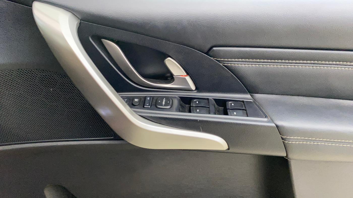 2018 Mahindra XUV500 W11 AT, Diesel, Automatic, 32,550 km, Driver Side Door Panels Control