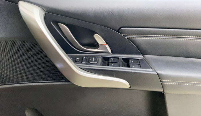 2018 Mahindra XUV500 W11 AT, Diesel, Automatic, 32,550 km, Driver Side Door Panels Control