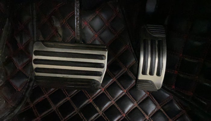 2018 Mahindra XUV500 W11 AT, Diesel, Automatic, 32,550 km, Pedals