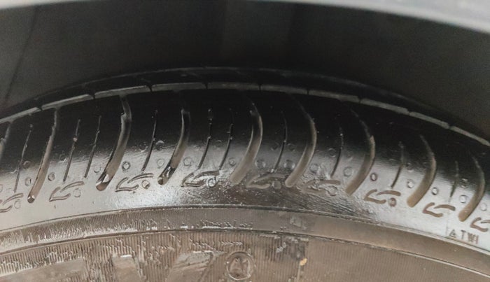 2015 Hyundai Grand i10 SPORTZ 1.2 KAPPA VTVT, CNG, Manual, 82,447 km, Right Rear Tyre Tread