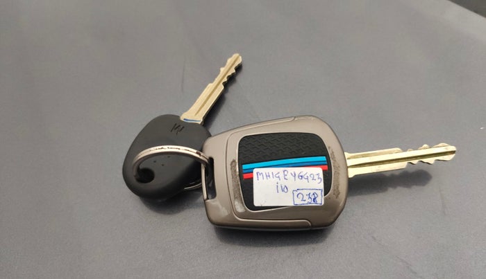 2015 Hyundai Grand i10 SPORTZ 1.2 KAPPA VTVT, CNG, Manual, 82,447 km, Key Close Up