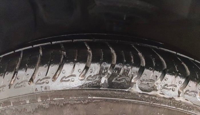 2015 Hyundai Grand i10 SPORTZ 1.2 KAPPA VTVT, CNG, Manual, 82,447 km, Left Front Tyre Tread