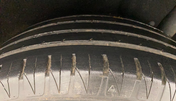 2016 Maruti Vitara Brezza ZDI, Diesel, Manual, 52,772 km, Left Rear Tyre Tread
