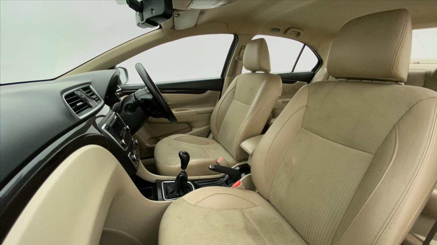 2016 Maruti Ciaz ZXI, Petrol, Manual, 90,894 km, Right Side Front Door Cabin