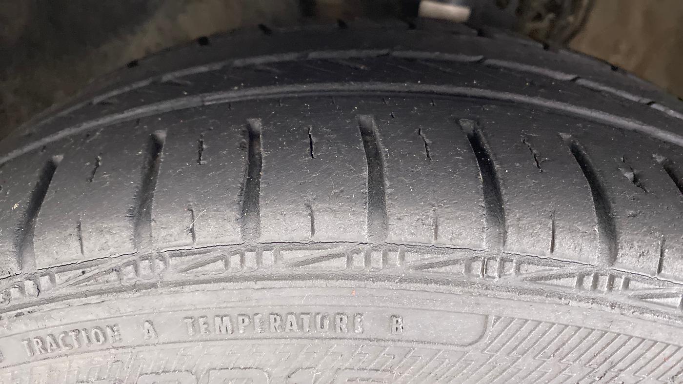 2016 Volkswagen Vento HIGHLINE PETROL, Petrol, Manual, 89,507 km, Left Front Tyre Tread