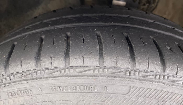 2016 Volkswagen Vento HIGHLINE PETROL, Petrol, Manual, 89,507 km, Left Front Tyre Tread