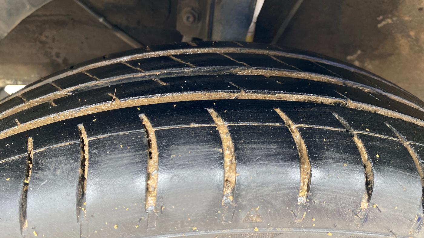 2022 Maruti Ertiga VXI SHVS, CNG, Manual, 84,549 km, Left Front Tyre Tread