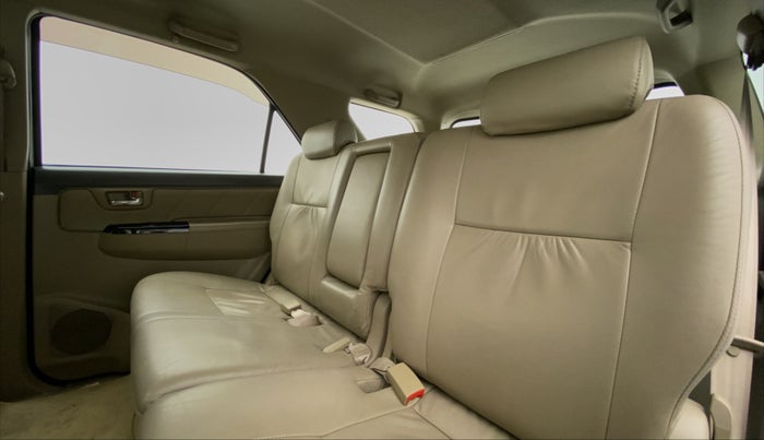 2013 Toyota Fortuner 3.0 AT 4X2, Diesel, Automatic, 82,426 km, Right Side Rear Door Cabin