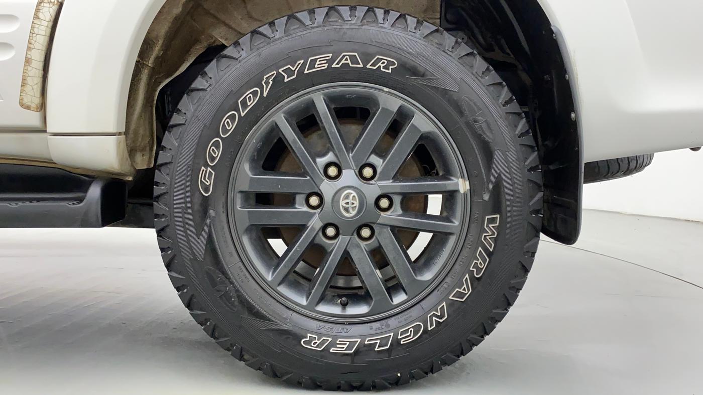 2013 Toyota Fortuner 3.0 AT 4X2, Diesel, Automatic, 82,426 km, Left Rear Wheel