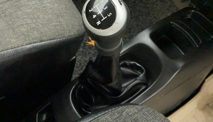 2015 Maruti Wagon R 1.0 VXI, Petrol, Manual, 66,110 km, Gear lever - Boot cover slightly torn