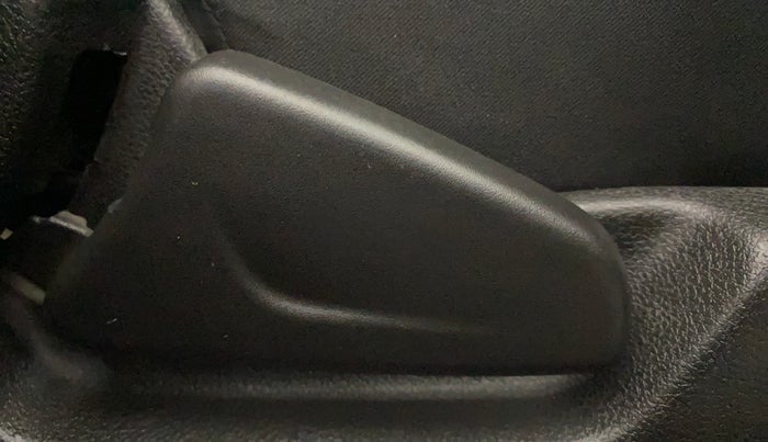 2017 Renault Kwid RXT 1.0 AMT (O), Petrol, Automatic, 81,389 km, Driver Side Adjustment Panel