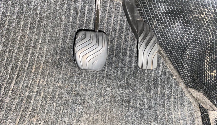 2017 Renault Kwid RXT 1.0 AMT (O), Petrol, Automatic, 81,389 km, Pedals