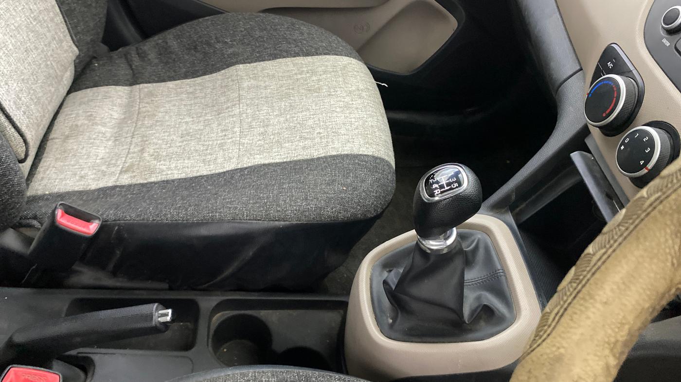 2017 Hyundai Xcent SX 1.2, CNG, Manual, 28,158 km, Gear Lever
