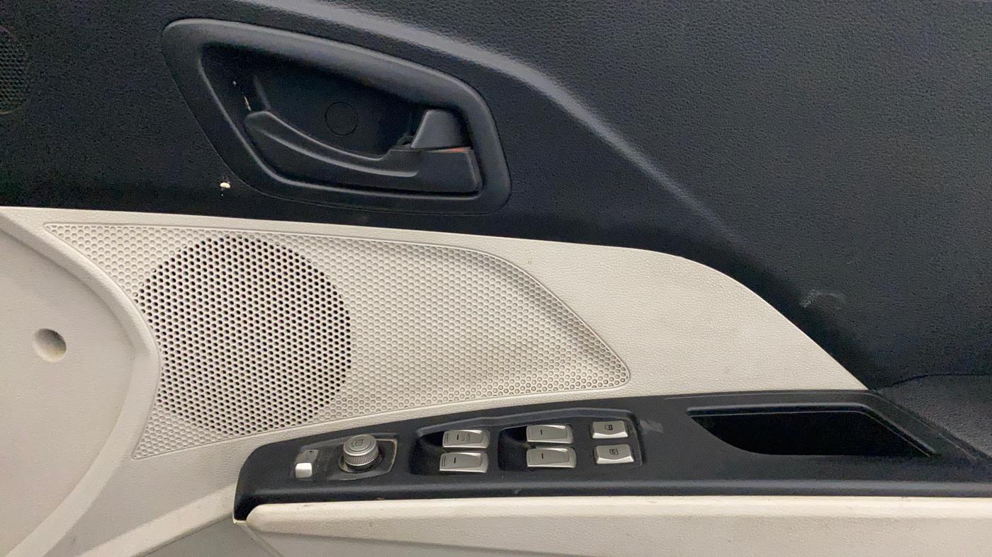2022 Mahindra XUV300 W6 1.5 Diesel, Diesel, Manual, 45,133 km, Driver Side Door Panels Control