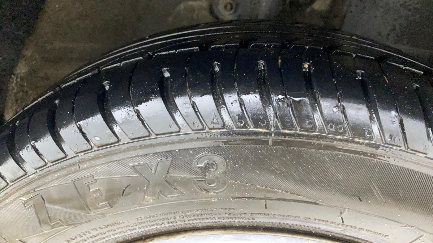 2017 Mahindra KUV 100 NXT K2 P 6 STR, Petrol, Manual, 71,972 km, Right Front Tyre Tread