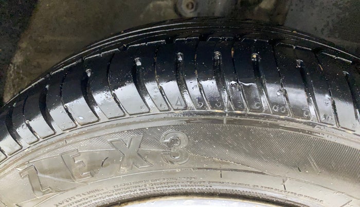 2017 Mahindra KUV 100 NXT K2 P 6 STR, Petrol, Manual, 71,972 km, Right Front Tyre Tread