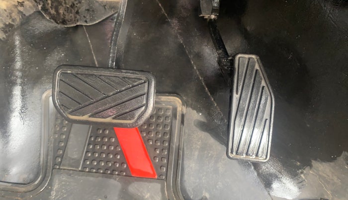 2023 Maruti Swift VXI AMT, Petrol, Automatic, 44,231 km, Pedals