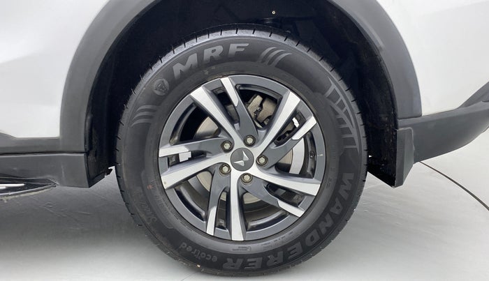 2022 Mahindra XUV700 AX 5 P MT 5 STR, Petrol, Manual, 10,488 km, Left Rear Wheel