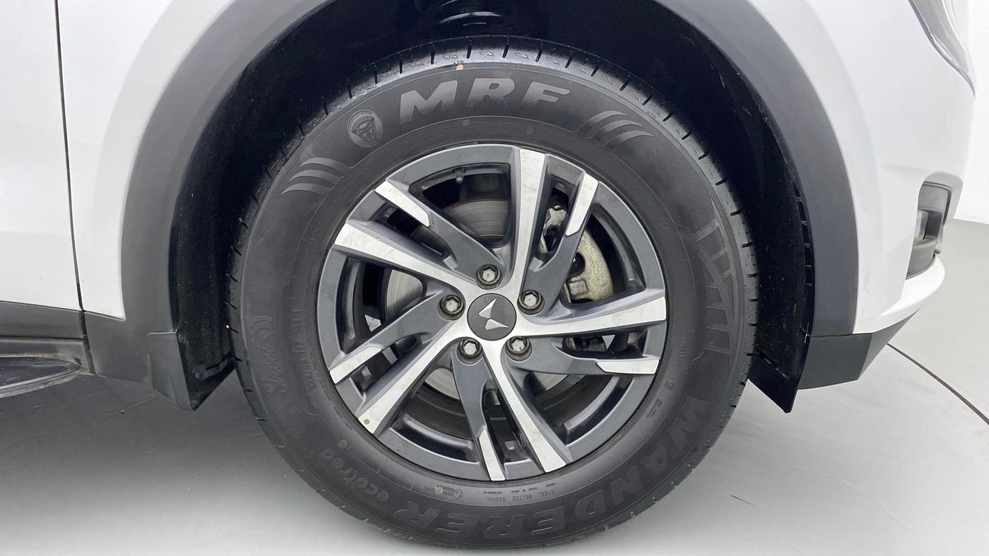 2022 Mahindra XUV700 AX 5 P MT 5 STR, Petrol, Manual, 10,488 km, Right Front Wheel
