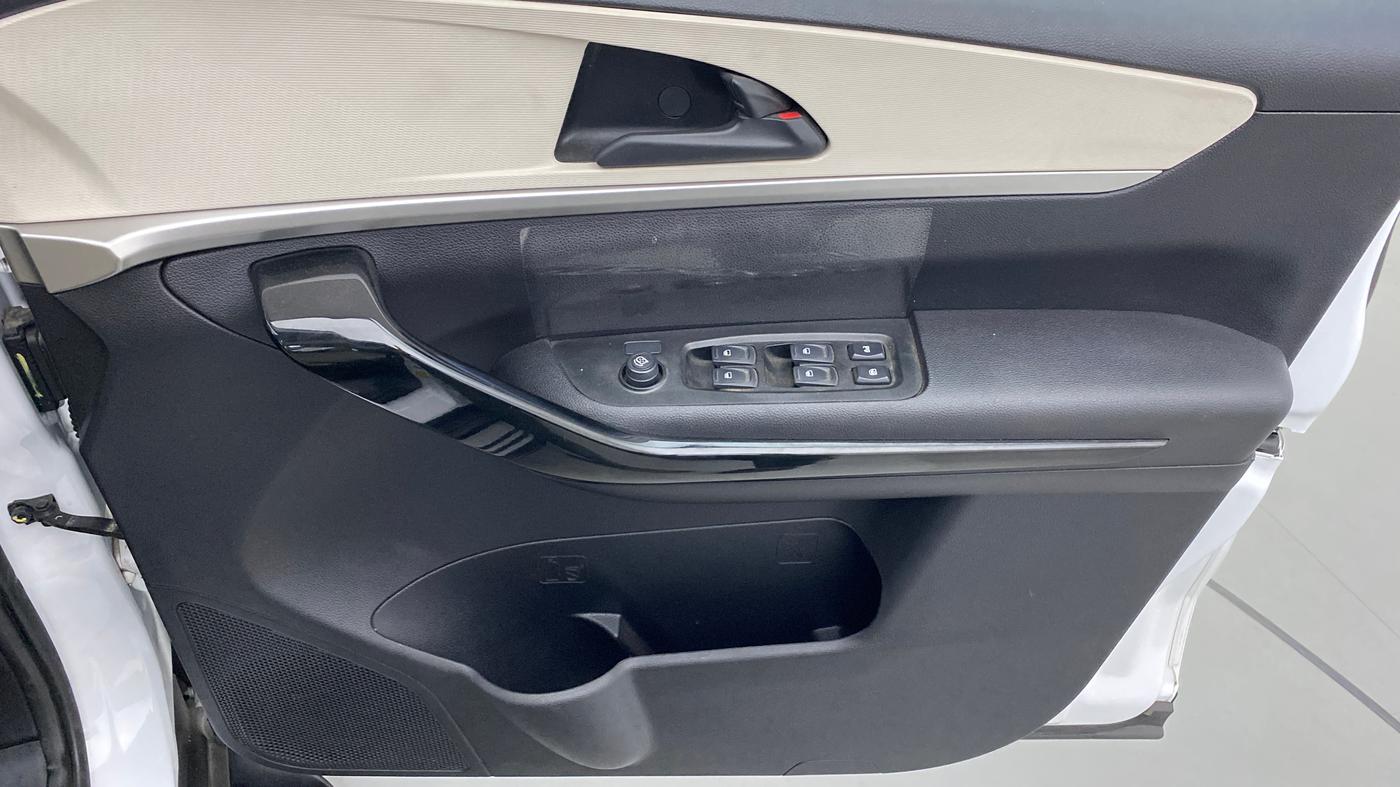 2022 Mahindra XUV700 AX 5 P MT 5 STR, Petrol, Manual, 10,488 km, Driver Side Door Panels Control