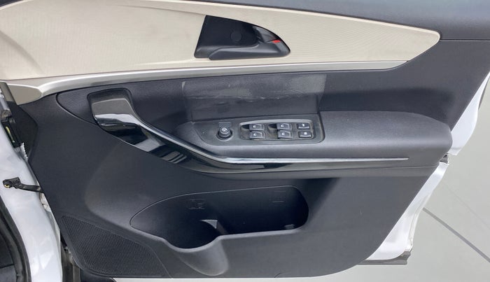 2022 Mahindra XUV700 AX 5 P MT 5 STR, Petrol, Manual, 10,488 km, Driver Side Door Panels Control