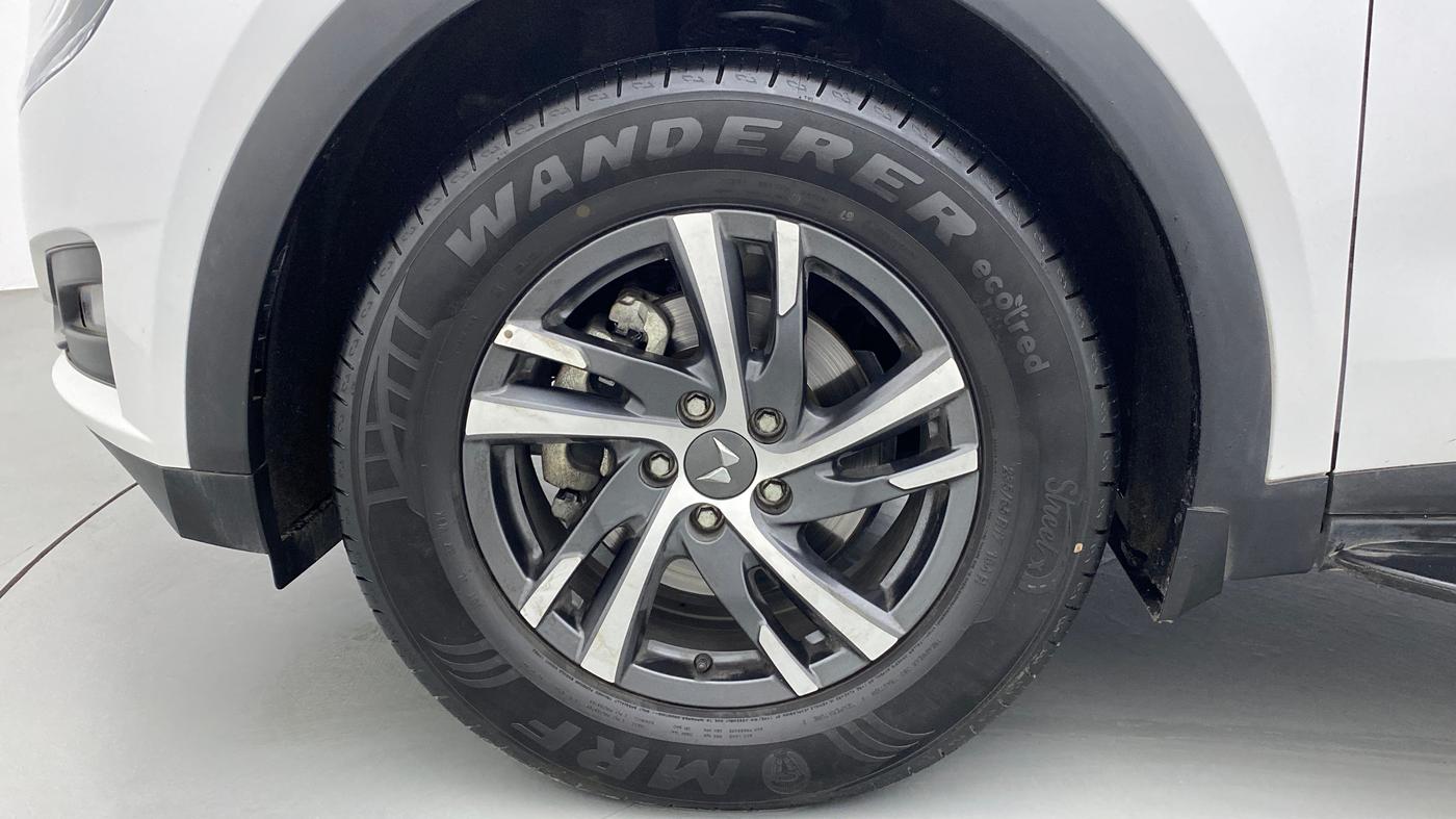 2022 Mahindra XUV700 AX 5 P MT 5 STR, Petrol, Manual, 10,488 km, Left Front Wheel