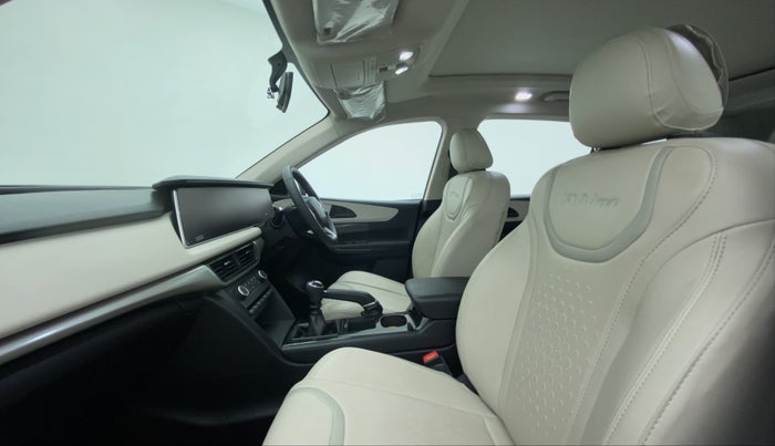 2022 Mahindra XUV700 AX 5 P MT 5 STR, Petrol, Manual, 10,488 km, Right Side Front Door Cabin