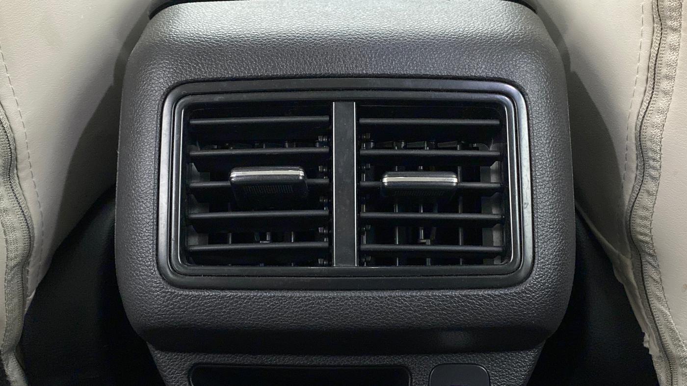 2022 Mahindra XUV700 AX 5 P MT 5 STR, Petrol, Manual, 10,488 km, Rear AC Vents