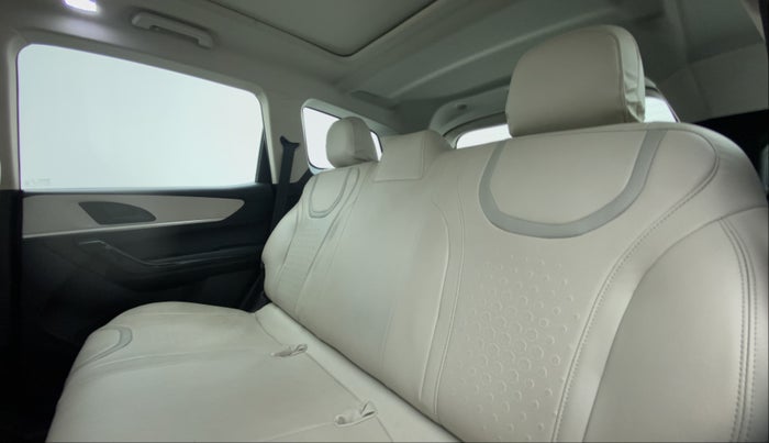2022 Mahindra XUV700 AX 5 P MT 5 STR, Petrol, Manual, 10,488 km, Right Side Rear Door Cabin