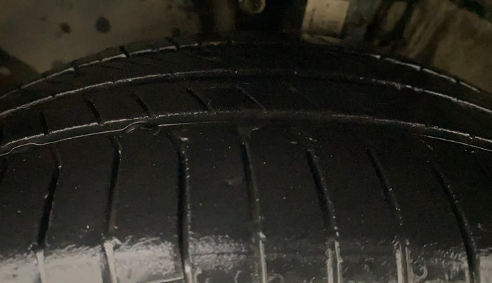 2012 Skoda Rapid ELEGANCE 1.6 TDI CR MT, Diesel, Manual, 72,503 km, Left Front Tyre Tread